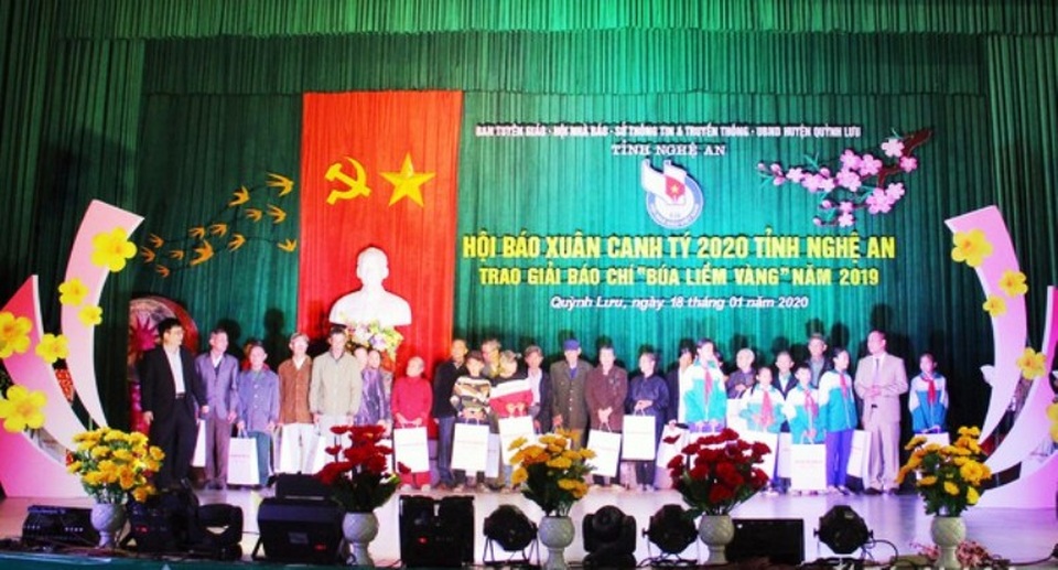 Tưng bừng Hội báo Xuân, trao giải “Búa liềm vàng” tỉnh Nghệ An - 4 Tưng bừng Hội báo Xuân, trao giải “Búa liềm vàng” tỉnh Nghệ An - 4
