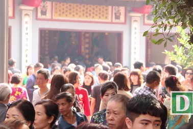 Chen chân đi lễ Phủ Tây Hồ ngày đầu năm mới