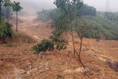 Lũ bùn cháy cuồn cuồn sau vụ sạt lở núi