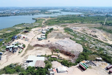 Đà Nẵng tạm "đóng cửa" bãi tập kết chất thải quy mô lớn bên sông