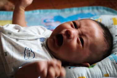 Mẹ khiếm thị phù não, bé 2 tháng tuổi khản cổ khóc đòi sữa