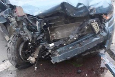 Hai xe ô tô nát bét đầu sau cú va chạm liên hoàn