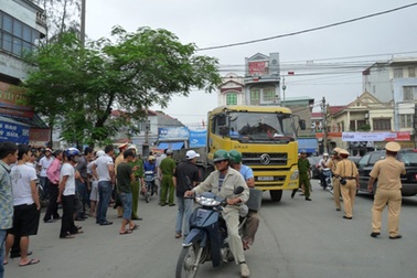 Vừa từ nước ngoài về, thiếu nữ bị xe tải cán chết