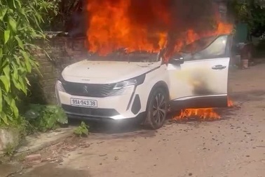 Chiếc Peugeot 3008 bốc cháy dữ dội tại Bắc Ninh