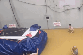 Gói ô tô trong bạt để chống ngập: Cẩn thận kẻo trầy xước hoặc trôi mất xe