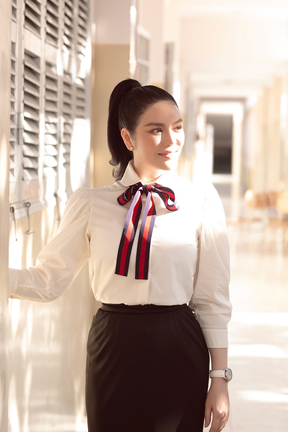 Lý Nhã Kỳ tự tay bó hoa tặng thầy cô - 2