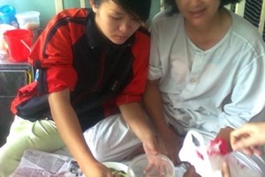 Cô sinh viên nghèo vượt khó nuôi mẹ đang mắc bạo bệnh