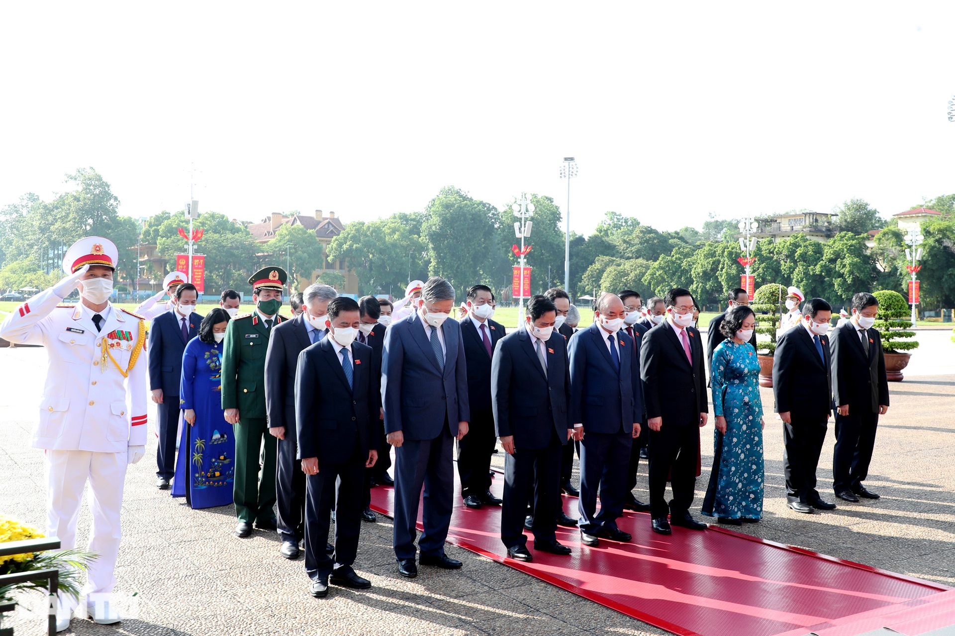 Lãnh đạo Đảng, Nhà nước đặt vòng hoa, tưởng niệm các Anh hùng liệt sĩ - 9