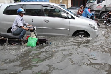 Mưa lớn kết hợp triều cường, đường Sài Gòn "không lối thoát"
