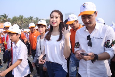 Hoa hậu Đỗ Mỹ Linh cùng 3.000 người tham gia “Ngày vì cộng đồng”