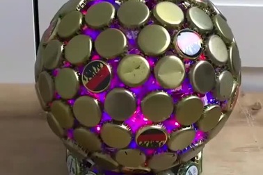 Tự chế đèn trang trí tuyệt đẹp từ những nắp chai bỏ đi