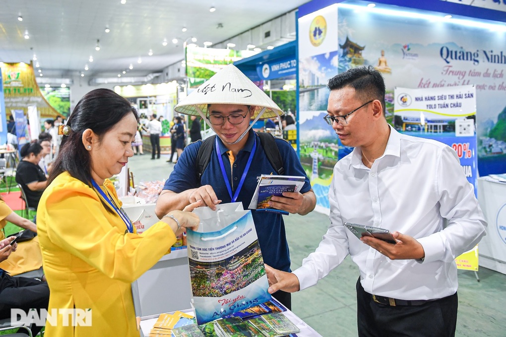 Hàng nghìn người xếp hàng săn tour du lịch giá rẻ tại Hà Nội - 6 Hàng nghìn người xếp hàng săn tour du lịch giá rẻ tại Hà Nội - 6