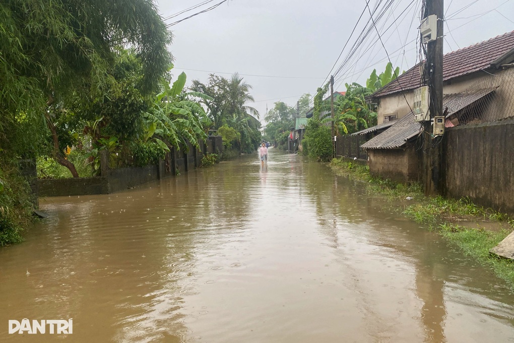 Hơn 4 tiếng đối mặt dòng lũ cuồn cuộn đổ về từ núi Bạch Mã - 1 Hơn 4 tiếng đối mặt dòng lũ cuồn cuộn đổ về từ núi Bạch Mã - 1