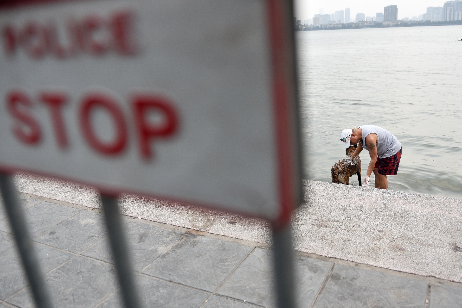 Hà Nội: Đua nhau vượt rào chắn Covid-19 xuống hồ Tây tắm giải nhiệt - 9