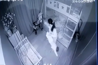 Bé gái 13 tháng tuổi bị người giúp việc cầm hai chân dốc ngược