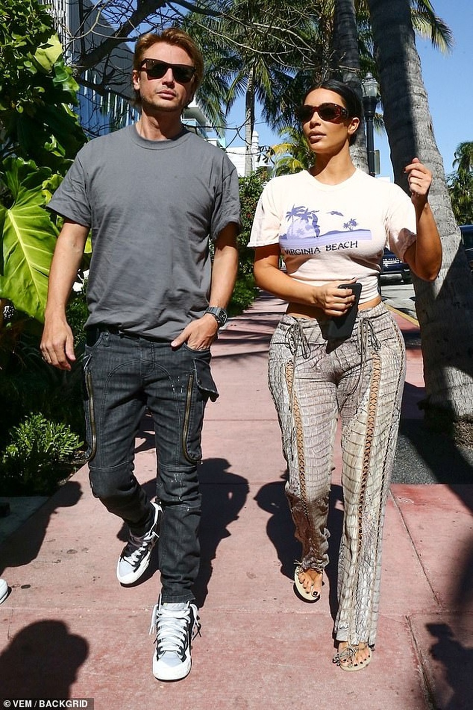 Kim Kardashian khoe thân hình đồng hồ cát trên phố - 8 Kim Kardashian khoe thân hình đồng hồ cát trên phố - 8