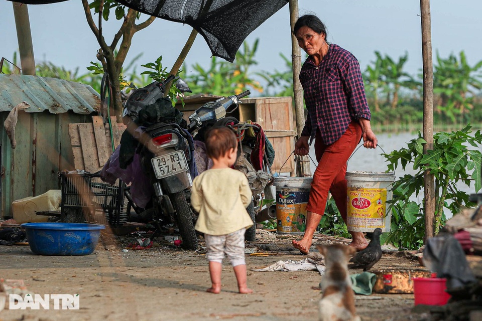 Nỗi đau của bà mẹ 14 con ở Hà Nội: Chồng mất, con đứa bệnh tật, đứa tù tội - 6 Nỗi đau của bà mẹ 14 con ở Hà Nội: Chồng mất, con đứa bệnh tật, đứa tù tội - 6