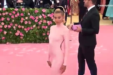 Hailey Baldwin xinh đẹp dự Met gala