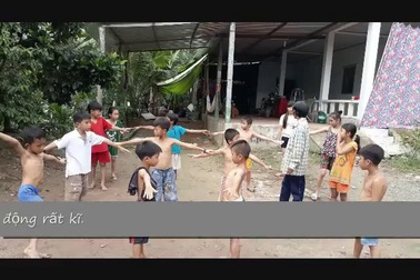 Người phụ nữ bán vé số dạy bơi miễn phí cho trẻ em vùng lũ