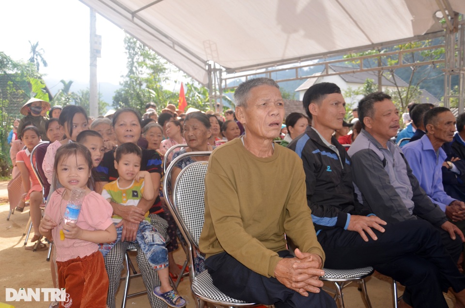 Người dân vùng rốn lũ phấn khởi ngày khởi công xóm nhà phao cứu sinh - 8 Người dân vùng rốn lũ phấn khởi ngày khởi công xóm nhà phao cứu sinh - 8