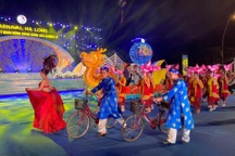 Biển người đổ về Lễ hội Carnaval Hạ Long 2022