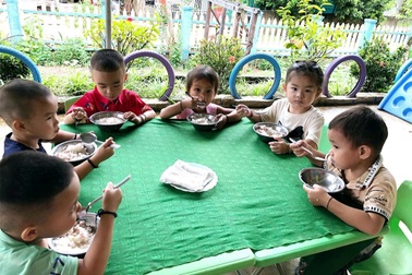 Dự án "Nuôi em" chưa thanh toán tiền ăn, nhà trường họp khẩn