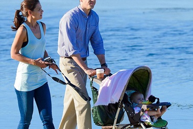 Katie Holmes "cặp kè" Ryan Reynolds?