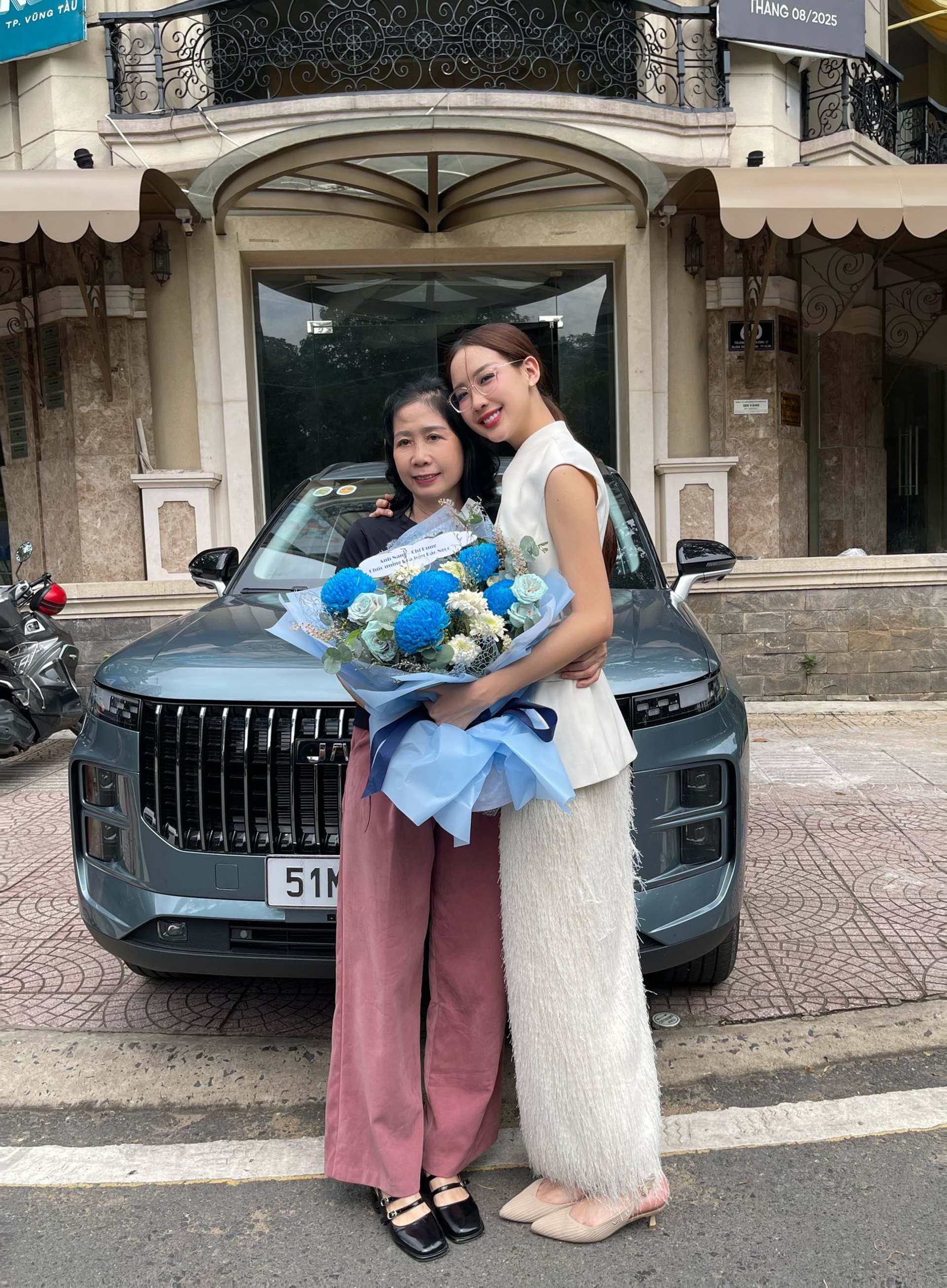 2 món phụ kiện không thể thiếu của hoa hậu 1,86m nói tiếng Anh như gió - 8