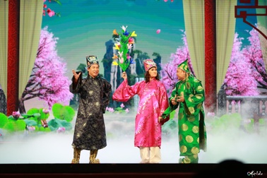 Khán giả mãn nhãn với trang phục của các "Táo"