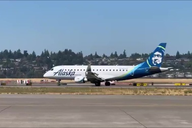 Máy bay hạ cánh với phần càng đáp rung lắc dữ dội