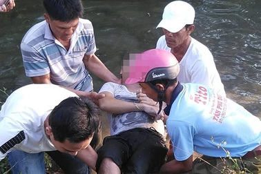 Hoảng hồn phát hiện nam thanh niên tử vong dưới mương nước