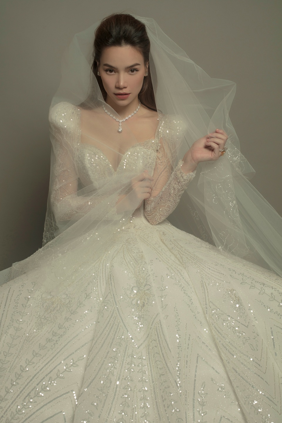 Hồ Ngọc Hà lần đầu tiết lộ ảnh cưới với Kim Lý - 5 Hồ Ngọc Hà lần đầu tiết lộ ảnh cưới với Kim Lý - 5