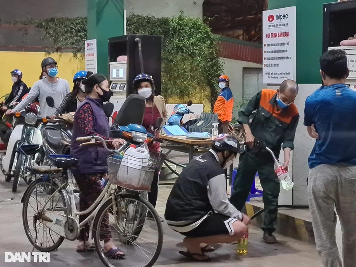Chủ cây xăng than thở: Bán hàng mỏi tay vì khách đông, 23h mới được ăn tối - 2 Chủ cây xăng than thở: Bán hàng mỏi tay vì khách đông, 23h mới được ăn tối - 2