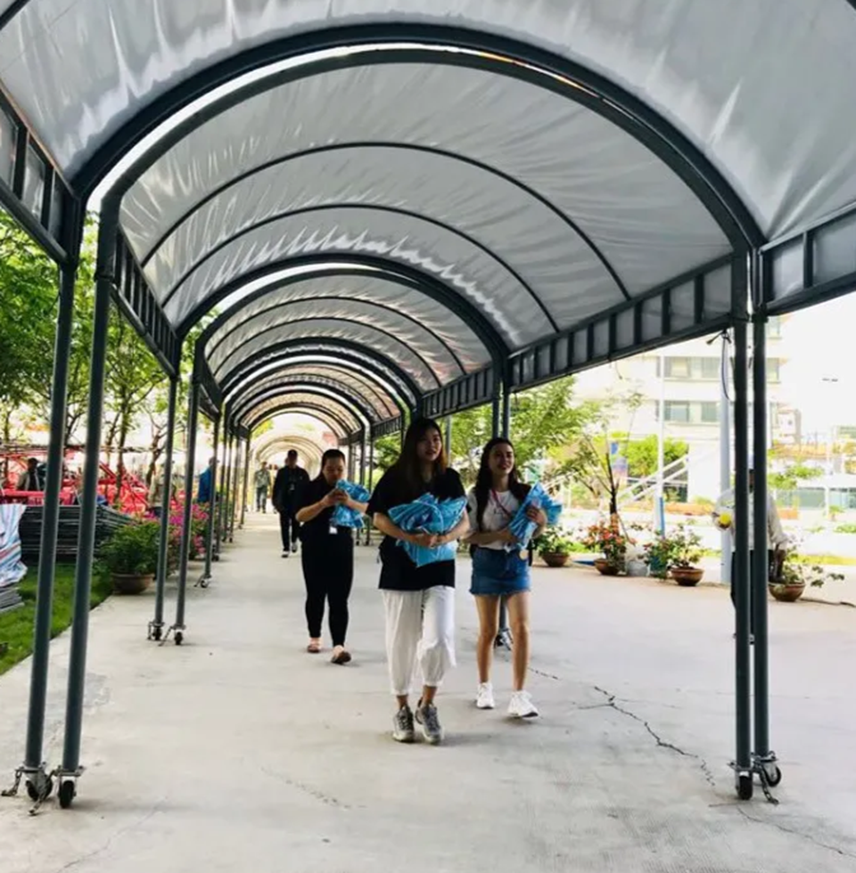 Thời trang giảng đường: Nơi thoải mái hai dây, nơi kín cổng cao tường - 3