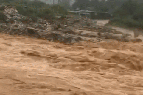 Sạt lở, mưa lũ lớn, Kon Tum sơ tán hàng chục hộ dân