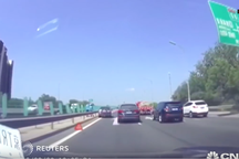 Đâm xe trên đường cao tốc vì quá tin tưởng hệ thống tự lái của Tesla