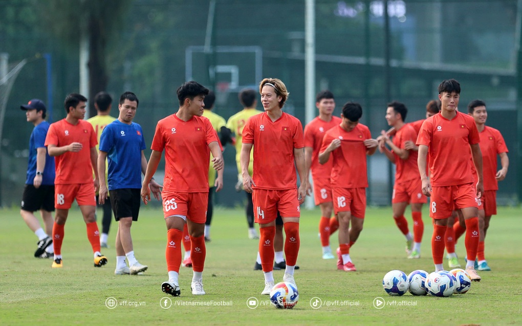 ظهر Xuất hiện “người lạ” quan sát buổi tập kín của U23 Việt Nam - 1