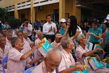 Hoa hậu Hương Giang mang Tết An Bình đến với người già neo đơn 