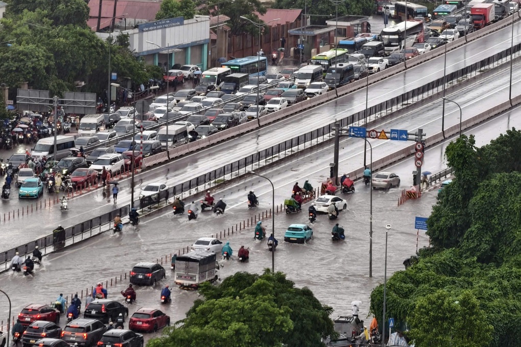 Hà Nội mưa như trút, tài xế mắc kẹt 3 tiếng, nhích từng mét trên vành đai 3 - 3 Hà Nội mưa như trút, tài xế mắc kẹt 3 tiếng, nhích từng mét trên vành đai 3 - 3