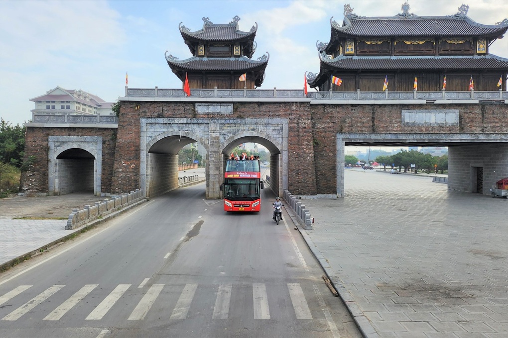 Ngồi xe buýt 2 tầng tham quan cảnh đẹp di sản Tràng An - 3 Ngồi xe buýt 2 tầng tham quan cảnh đẹp di sản Tràng An - 3