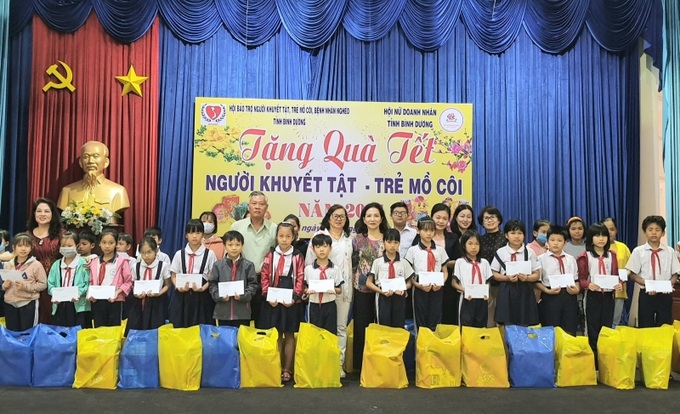 Tặng quà Tết cho trẻ em có hoàn cảnh khó khăn trên địa bàn tỉnh (ảnh chụp lúc chưa thực hiện giãn cách xã hội)