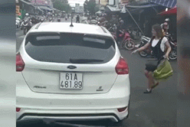 Người phụ nữ thản nhiên đậu xe ô tô giữa đường để... đi chợ