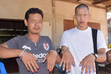 Đàn ông trong làng đua nhau đánh móng tay để trừ ma