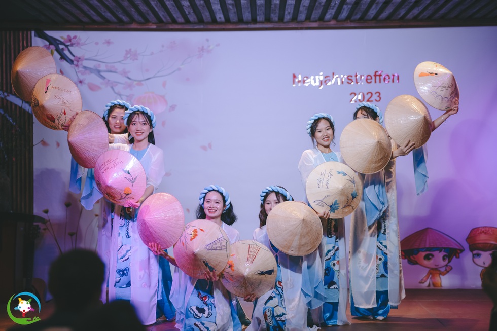 Nữ điều dưỡng viên lưu giữ hồn Việt ở trời Âu - 2 Nữ điều dưỡng viên lưu giữ hồn Việt ở trời Âu - 2