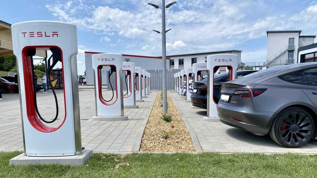 Vì sao Tesla giải tán bộ phận phụ trách trạm sạc nhanh Supercharger? - 1