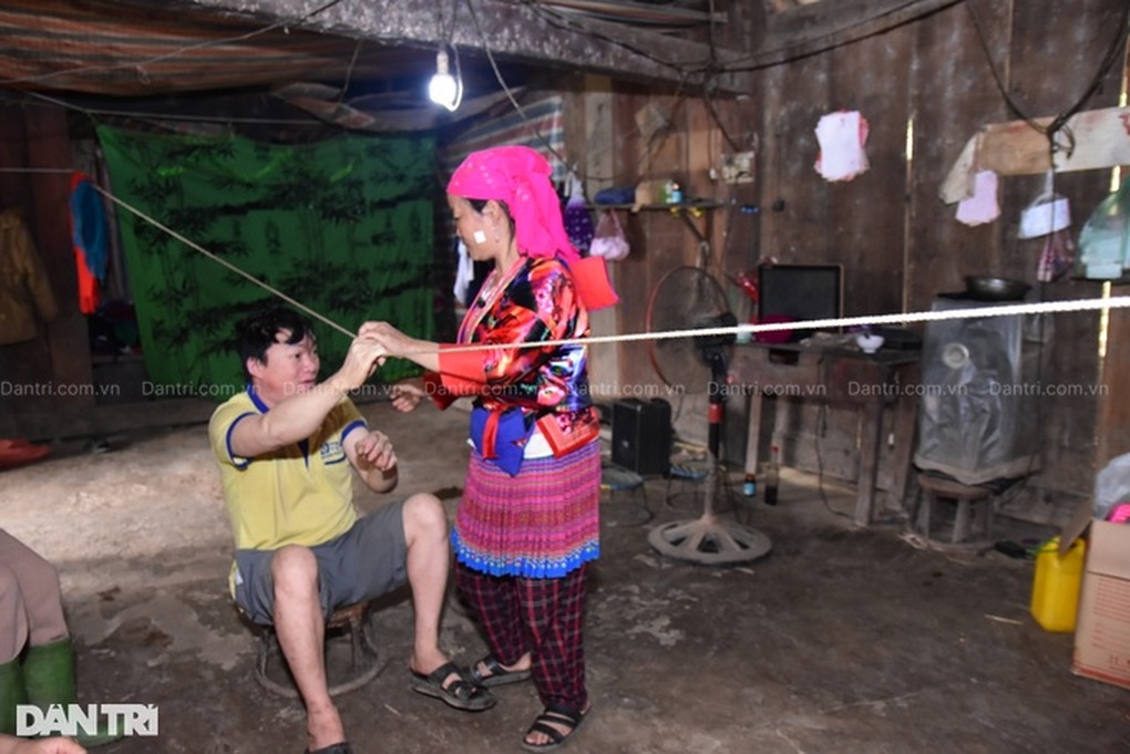 Thương cảnh vợ chăm chồng liệt và mù, nuôi 4 con thơ trong khốn khó - 1 Thương cảnh vợ chăm chồng liệt và mù, nuôi 4 con thơ trong khốn khó - 1