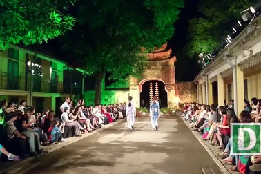 Hai mẫu áo dài của NTK Xuân Hảo được hé lộ trong buổi họp báo.