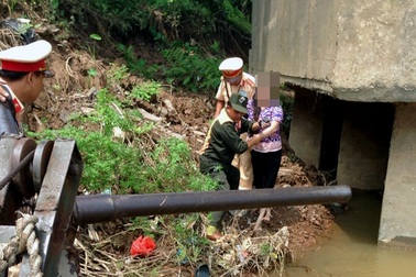 CSGT trưng dụng ca nô cứu người phụ nữ nhảy cầu Chương Dương