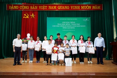 Trao học bổng mang tên nhà thơ, nhà báo Thâm Tâm