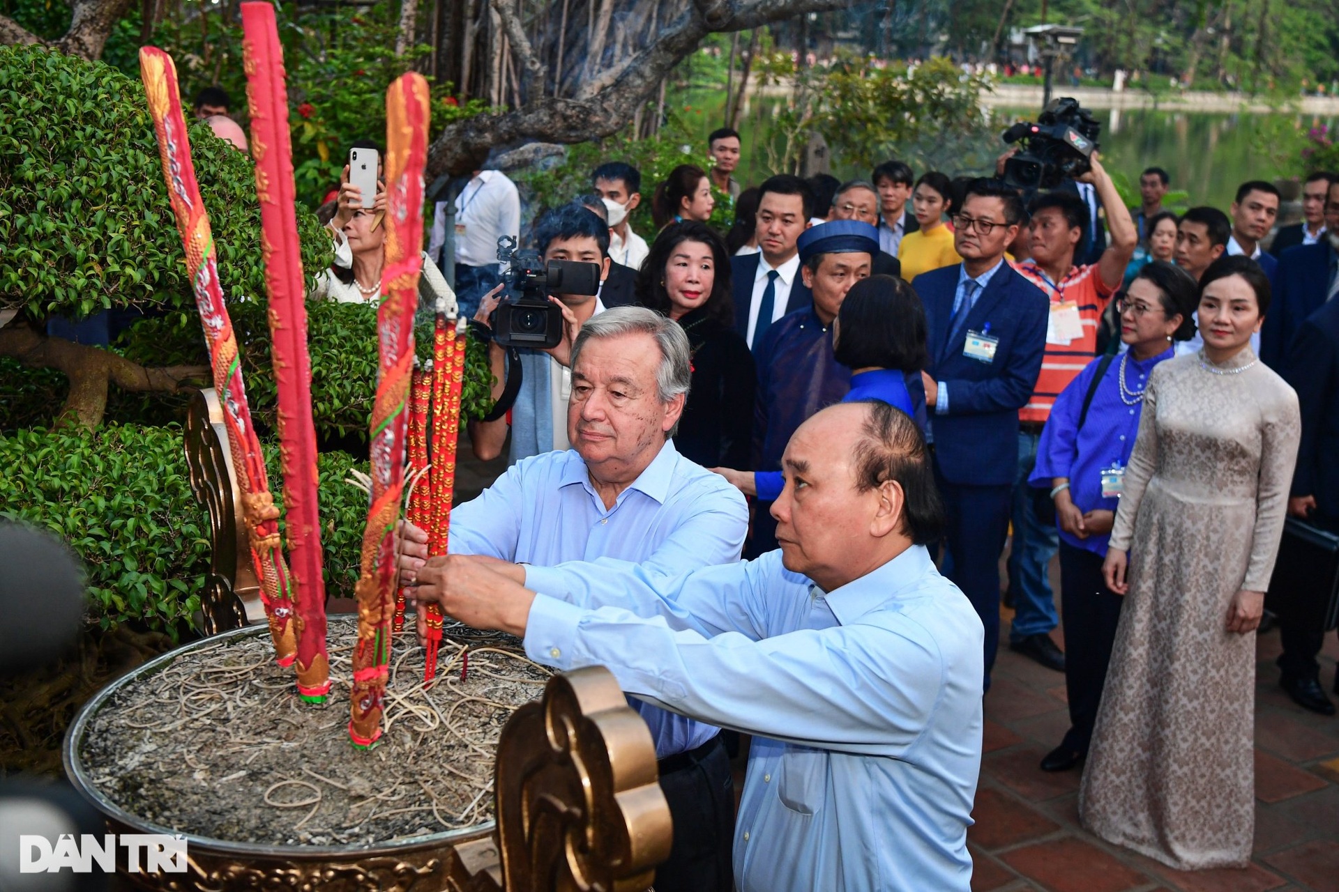 Tổng thư ký Liên hợp quốc thăm Văn Miếu, đi dạo hồ Hoàn Kiếm - 3